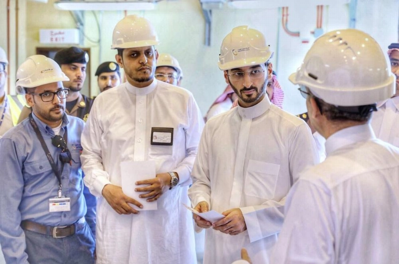 عبدالله بن بندر خلال تفقده محطة تحويل كهرباء الكامل اليوم
