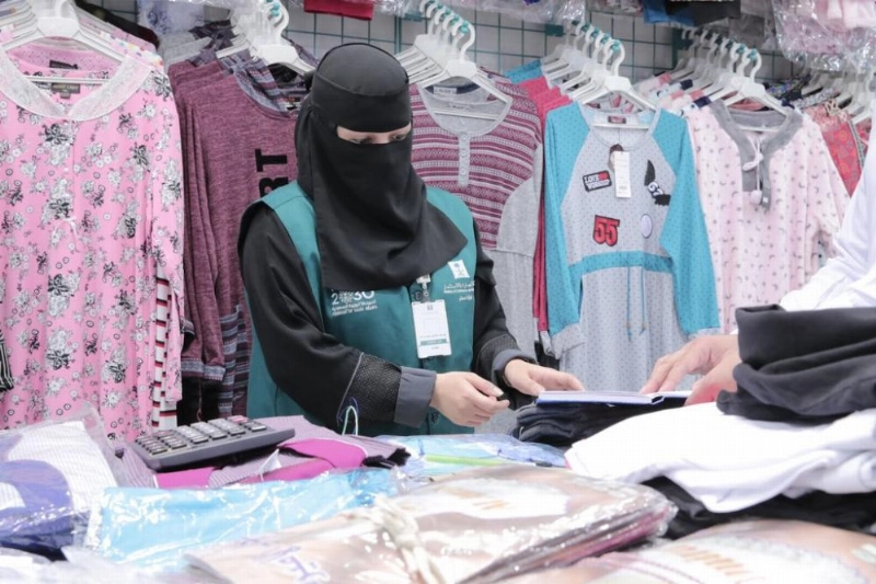 مفتشات التجارة أثناء الجولة (مكة)