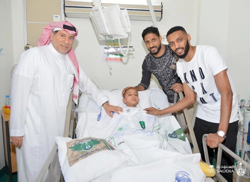 مهند والمسيليم خلال زيارة الطفل محمد (إعلامي الأهلي)