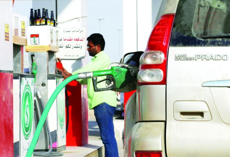 أثناء تعبئة سيارة بالوقود بالرياض (مكة)