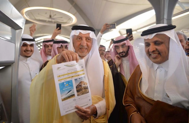 خالد الفيصل خلال قصه أول تذكرة في رحلة قطار الحرمين التجريبية أخيرا (مكة)