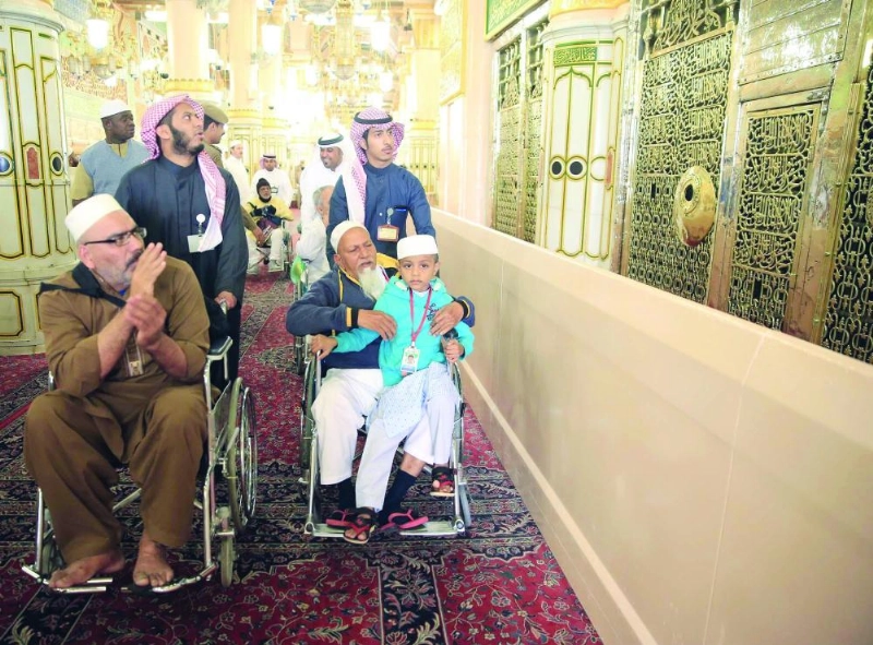 كبار سن خلال زيارتهم لقبر الرسول (واس)