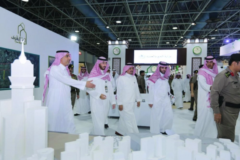 من زيارة عبدالله بن بندر للمعرض أمس (واس)