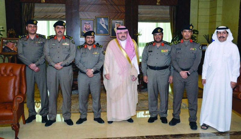 مشعل بن ماجد مع قيادات الشرطة عقب تسلم التقرير (واس)