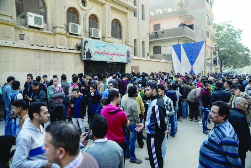 تجمع المواطنين أمام الكنيسة عقب الهجوم