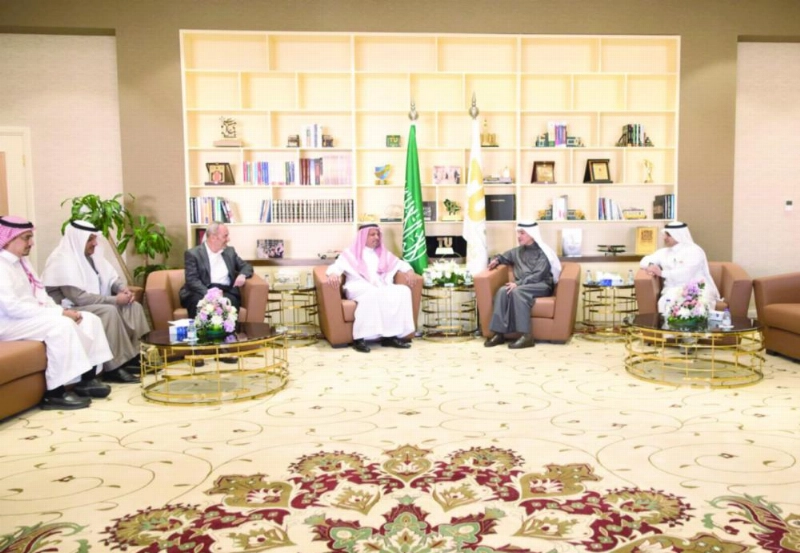 حسام زمان وفوزي بوبشيت خلال بحث التعاون المشترك في مجال تأهيل خريجي كلية الهندسة (واس)