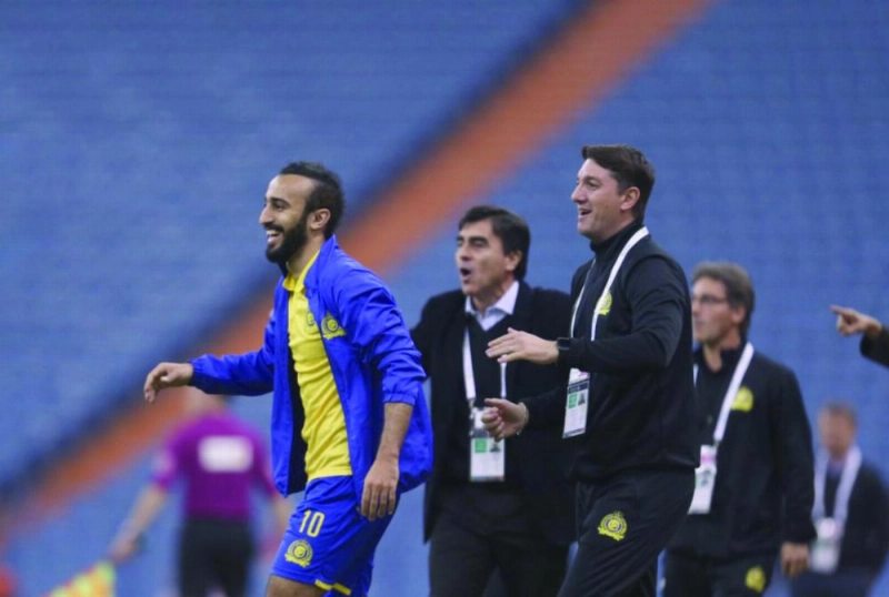 محمد السهلاوي بجانب الجهاز الفني للنصر (إعلامي النصر)