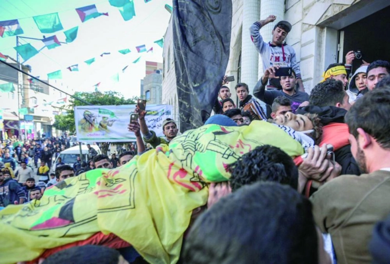 فلسطينيون يشيعون جنازة جمال مصلح أمس (تويتر)