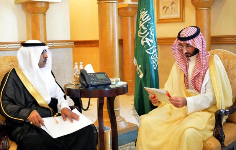 عبدالله بن بندر خلال لقائه عبدالله الشدادي (واس)
