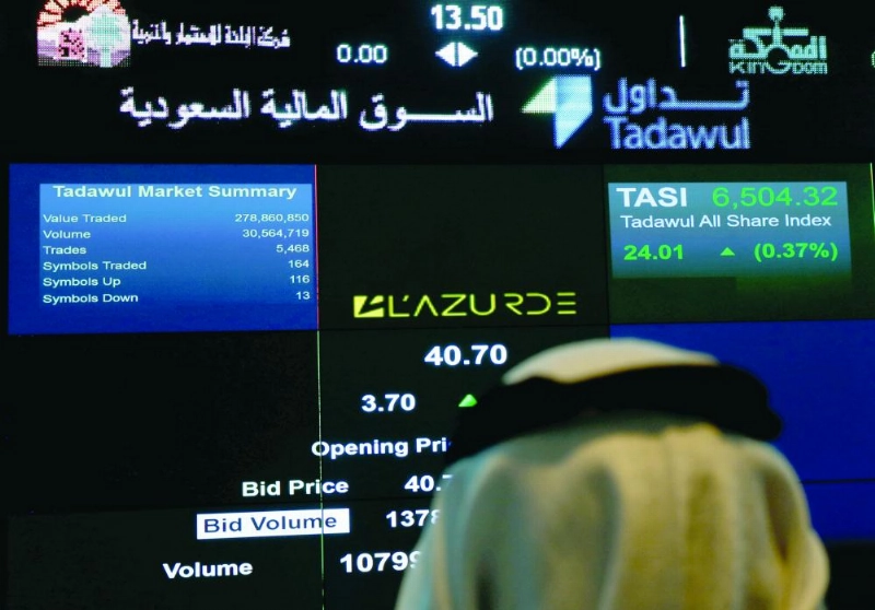 مستثمر يتابع شاشة سوق الأسهم (مكة)