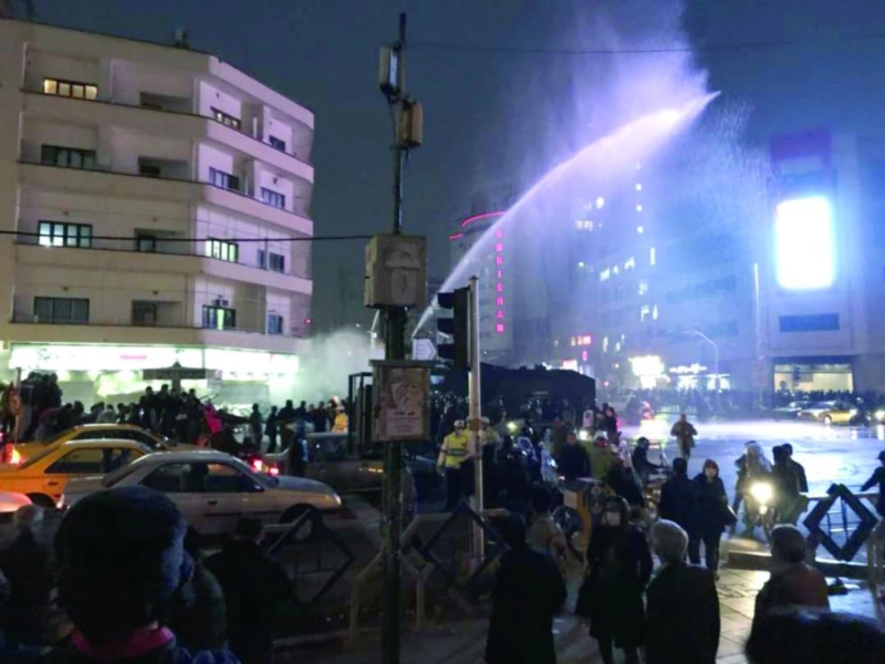قوات الأمن تفرق مظاهرات في ساحة فردوسي بطهران