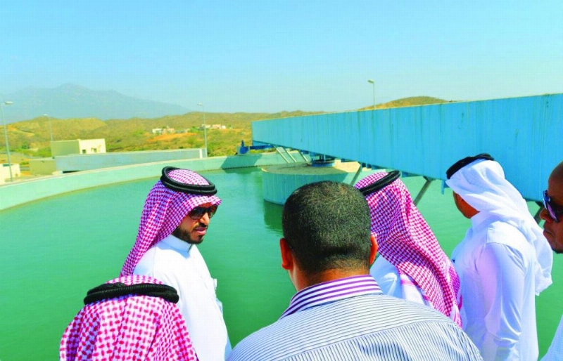بندر جبر متفقدا سير العمل بالمشاريع (واس)