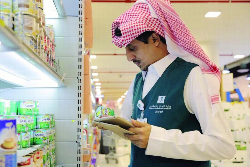 أحد المفتشين أثناء التأكد من بيانات السلع (مكة)