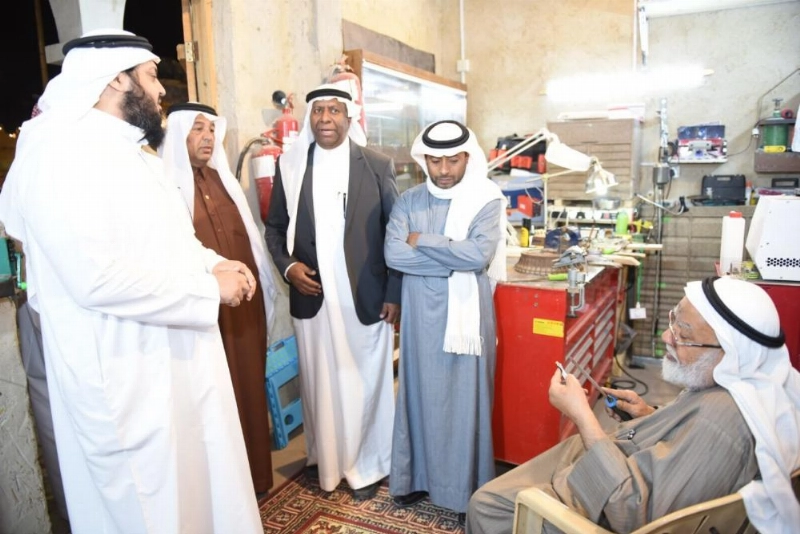 الفريدة متحدثا للإعلاميين عن حرفة صياغة الذهب (مكة)