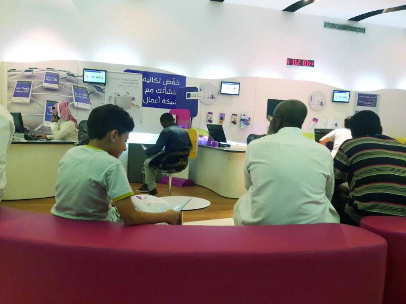 عملاء بأحد فروع شركة الاتصالات (مكة)