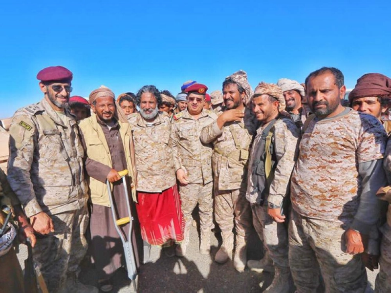 اللواء المقدشي خلال زيارة الخطوط الأمامية في جبهة اليتمة بمحافظة الجوف (مكة)