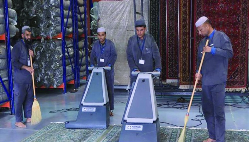 عمال يستخدمون آليات حديثة في النظافة والتعقيم