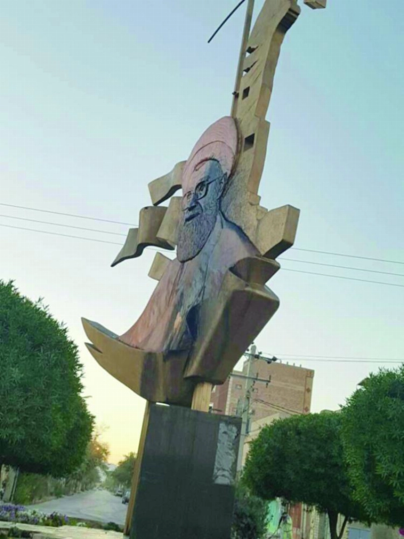حرق تمثال خامنئي بمدينة ايرانشهر