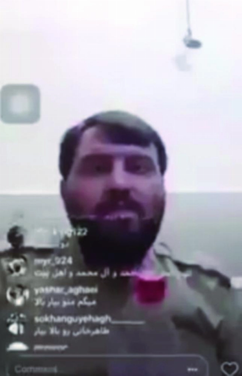 عنصر من الباسيج متوعدا المتظاهرين بالمواد الحارقة