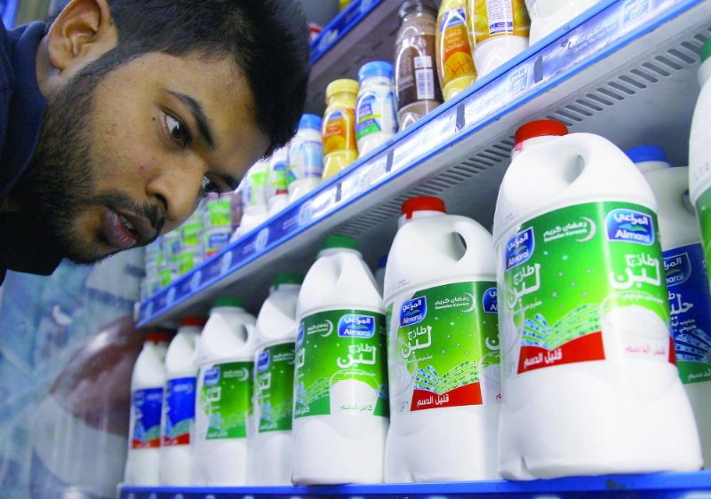مستهلك يعاين منتجات ألبان محلية (مكة)