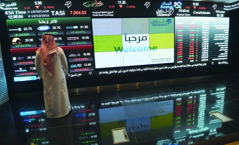 مستثمر يتابع شاشة تداول (مكة)