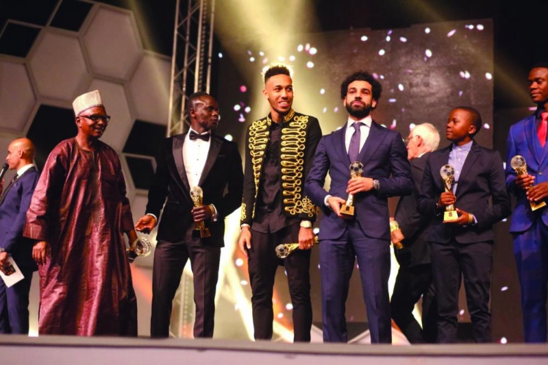 صلاح يحمل جائزة أفضل لاعب خلال حفل التتويج (مكة)