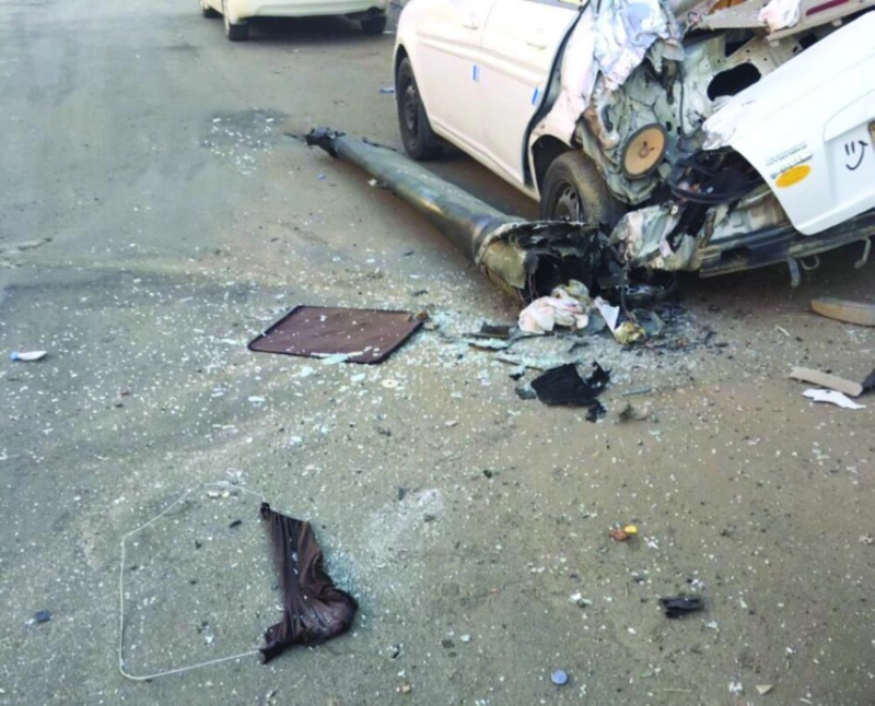 صورة متداولة لسيارة متضررة من حطام صاروخ باليستي نجح الدفاع الجوي في اعتراضه فوق نجران أمس (نجران الآن)