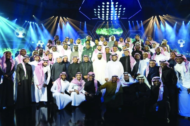 تركي آل الشيخ متوسطا لاعبي الأخضر الحاليين والقدامى عقب الحفل (هيئة الرياضة)