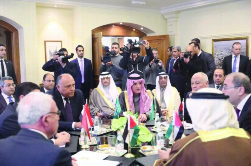 العاهل الأردني مستقبلا الوزراء وأبو الغيط (بترا)