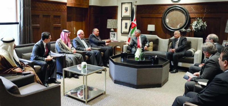 العاهل الأردني مستقبلا الوزراء وأبو الغيط (بترا)