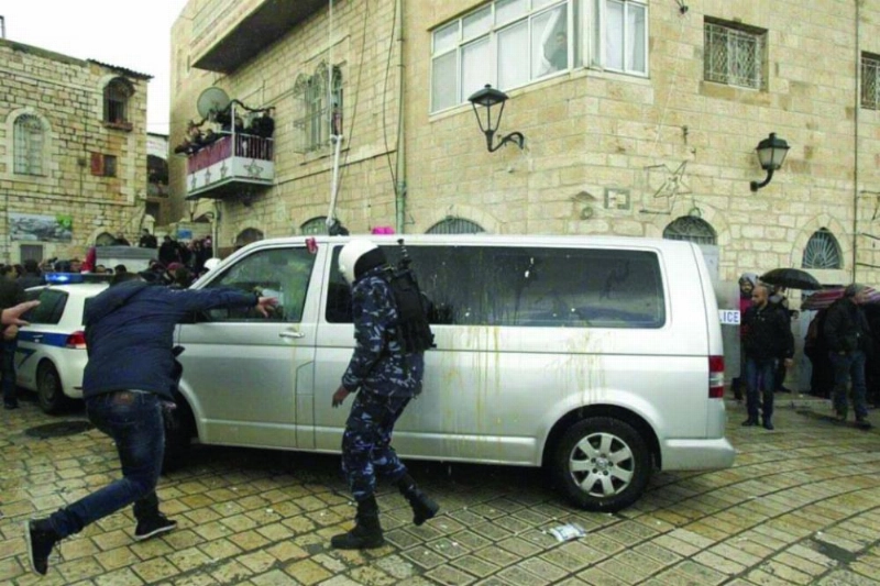 آثار البيض على إحدى مركبات الموكب (تويتر)
