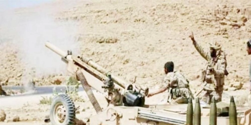 مدفعية الجيش تقصف مواقع الميليشيات في مقبنة بتعز