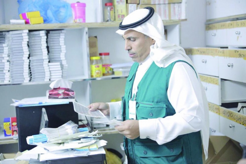 ممثل التجارة أثناء ضبط المنتجات المقلدة (تويتر)