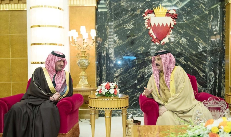 الملك حمد بن عيسى مستقبلا عبدالعزيز بن سعود أمس (واس)