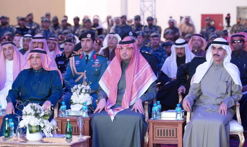 عبدالعزيز بن سعود خلال مشاهدته للعرض أمس (واس)