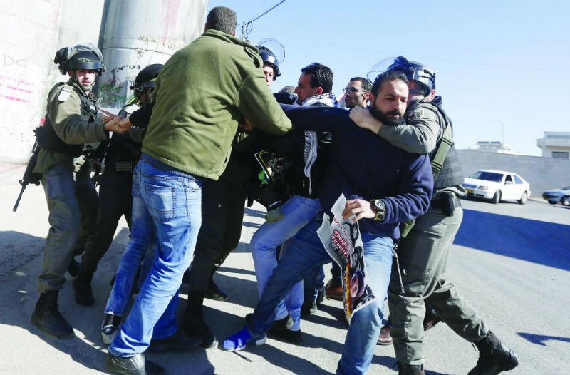 جنود الاحتلال يعتقلون محتجين فلسطينيين أمس (د ب أ)