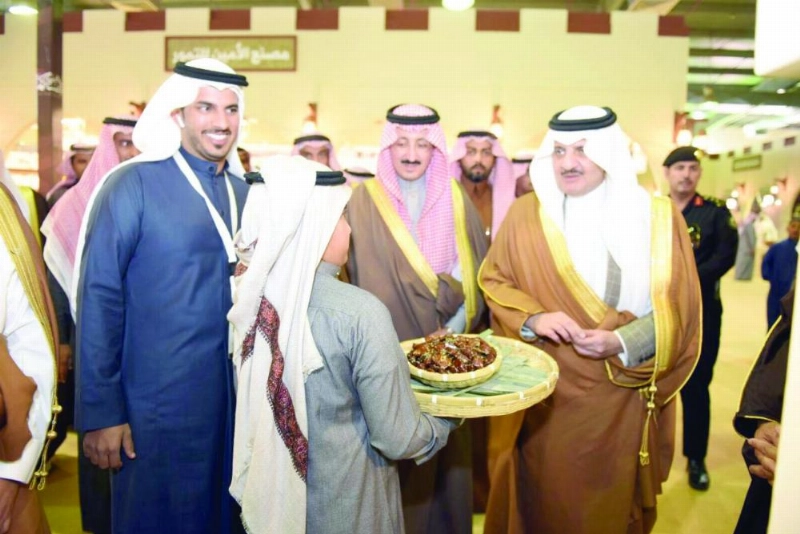 سعود بن نايف يتذوق تمور الأحساء (مكة)
