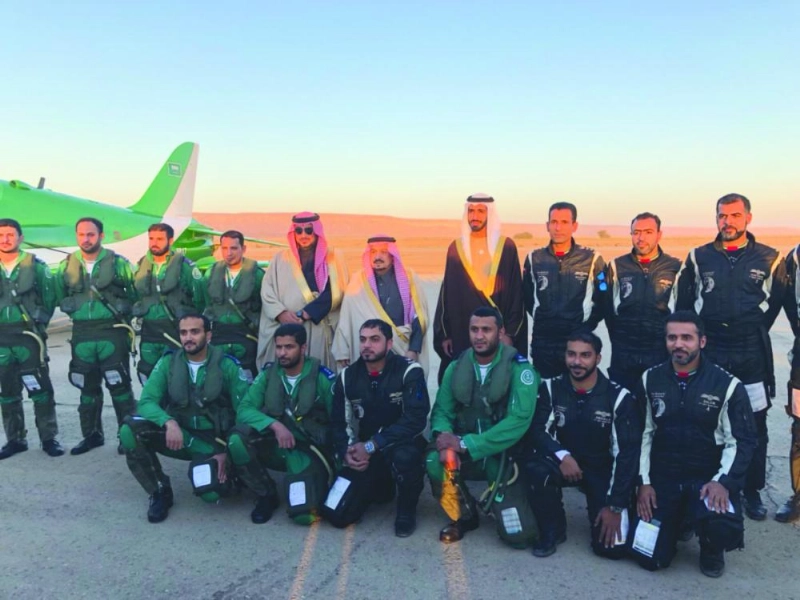 فيصل بن بندر يتوسط صقور السعودية وفرسان الإمارات (واس)