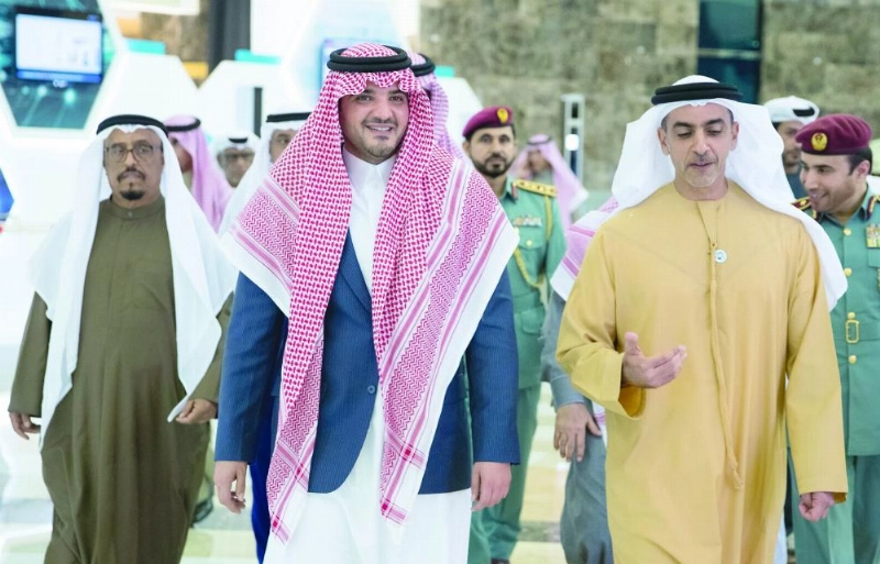 عبدالعزيز بن سعود وسيف بن زايد أثناء جولة في المعرض (واس)