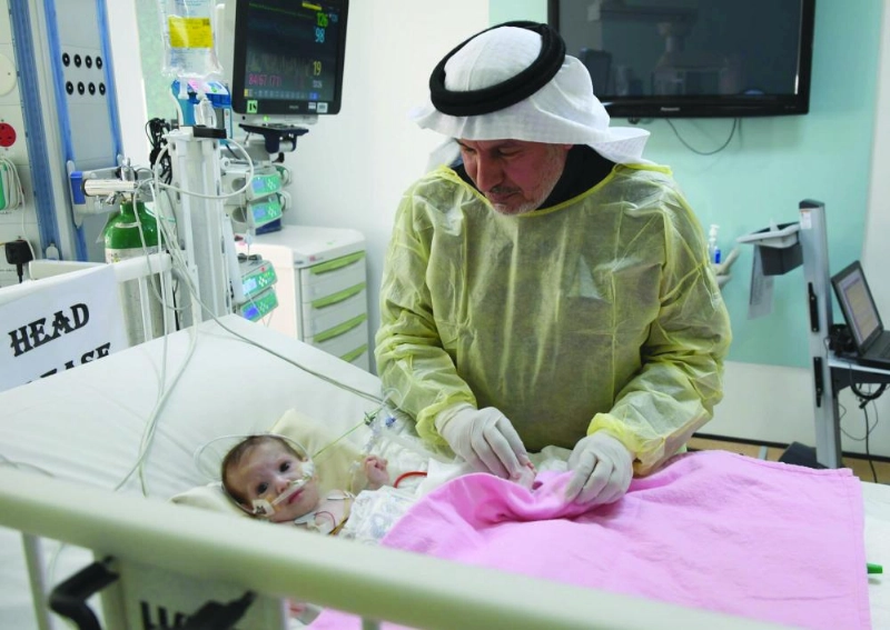 الربيعة متفقدا الطفلة حنين أمس (واس)