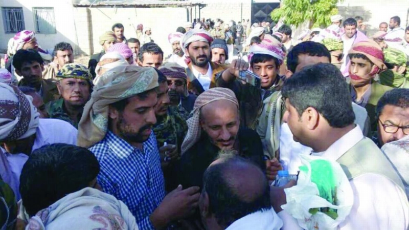طارق صالح مقدما واجب العزاء لذوي الزوكا (تويتر)