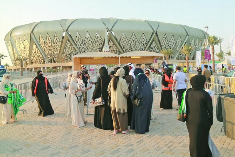 عائلات قبل دخول الملعب اليوم (ياسر بخش)