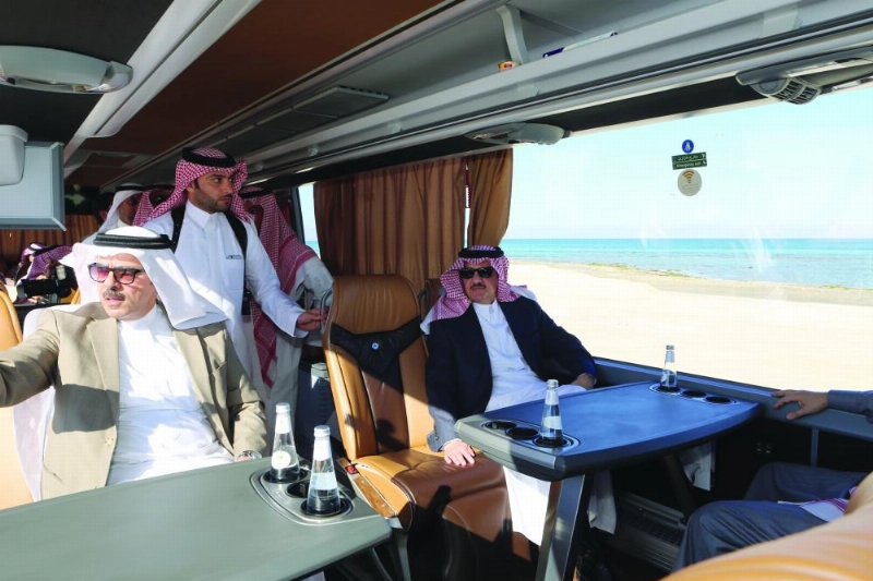 في الحافلة أثناء جولة سعود بن نايف على مشاريع العقير (مكة)