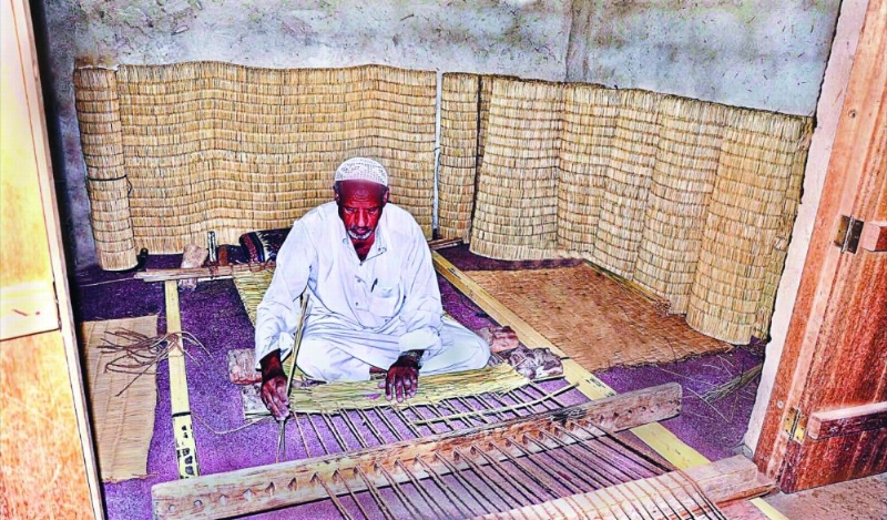 صالح الحميد يحوك الحصير (مكة)