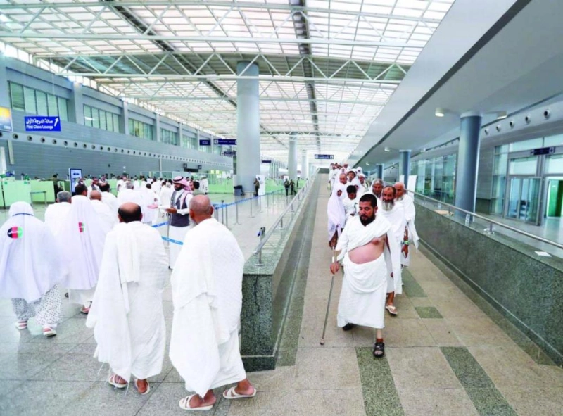 معتمرون لدى وصولهم مطار الملك عبدالعزيز الدولي بجدة (واس)