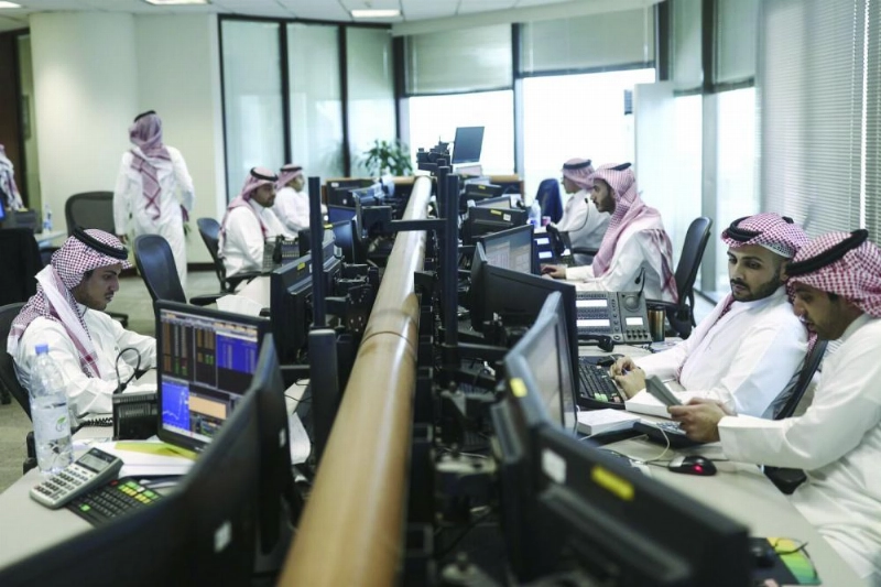 سعوديون أثناء عملهم في أحد المصارف (مكة)