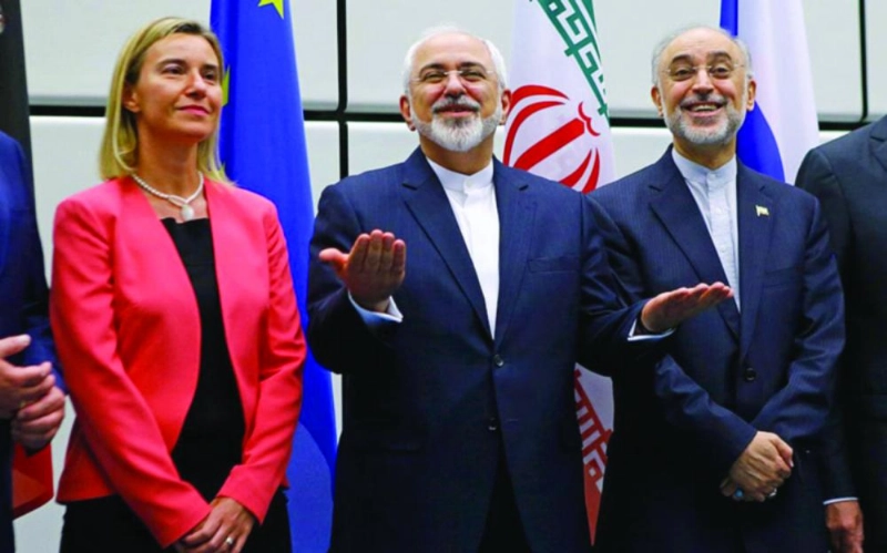 جواد ظريف مبتهجا بتوقيع الاتفاق النووي في 2015 (مكة)