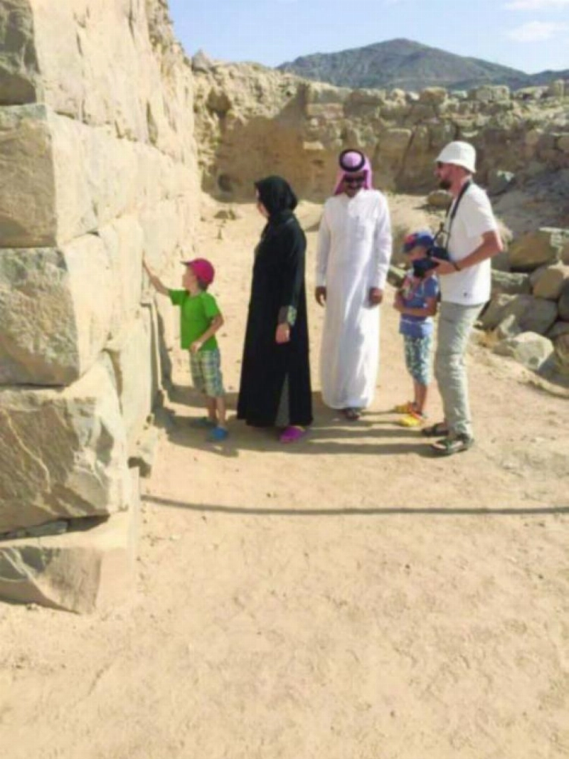زوار في موقع الأخدود (مكة)