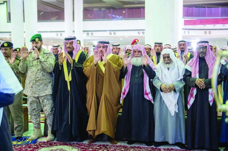 فيصل بن مشعل يؤدي الصلاة على الشهيد سعود الحربي (واس)