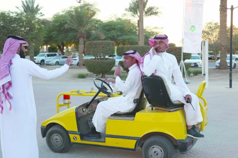 خالد العقيل متفقدا الملعب أمس (مكة)